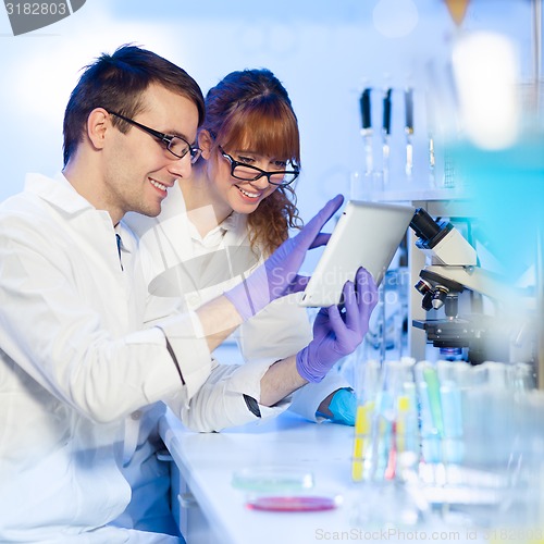 Image of Health care professionals in lab.