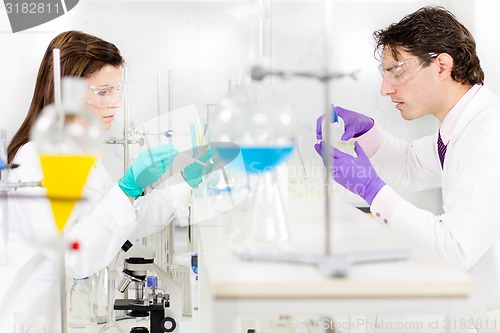 Image of Health care professionals in lab.