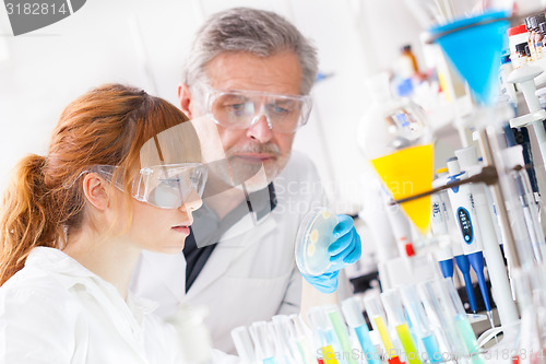 Image of Health care professionals in lab.