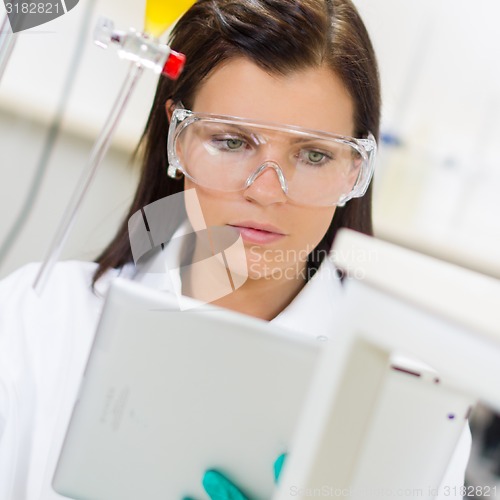 Image of Health care professional in lab.