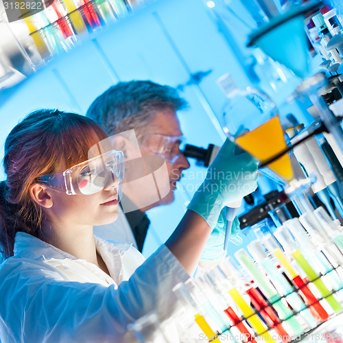 Image of Health care professionals in lab.