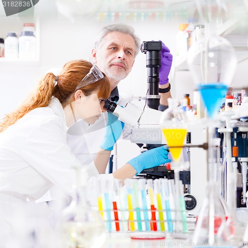 Image of Health care professionals in lab.