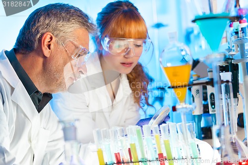 Image of Health care professionals in lab.