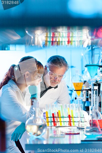 Image of Health care professionals in lab.