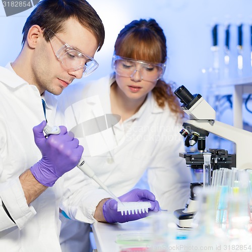 Image of Health care professionals in lab.