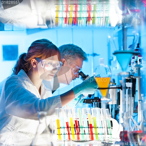 Image of Health care professionals in lab.