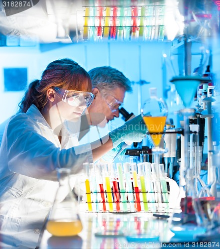 Image of Health care professionals in lab.