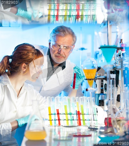 Image of Health care professionals in lab.