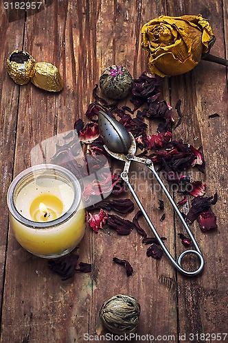 Image of spilled tea on a wooden surface