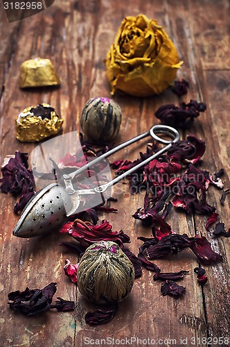 Image of spilled tea on a wooden surface