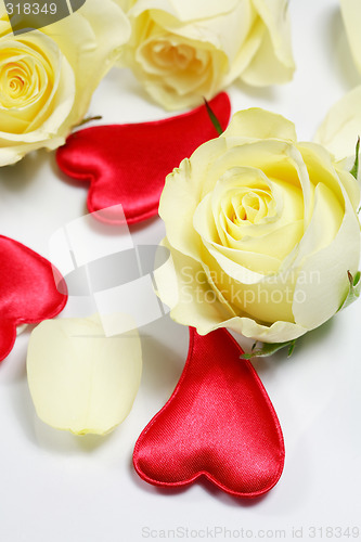 Image of Red hearts and yellow roses