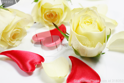 Image of Red hearts and yellow roses