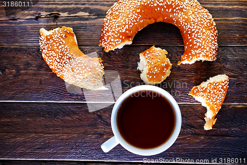 Image of tea and bagel