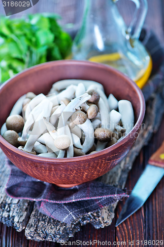 Image of raw mushrooms