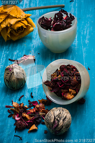 Image of dried tea leaves for brewing tea 
