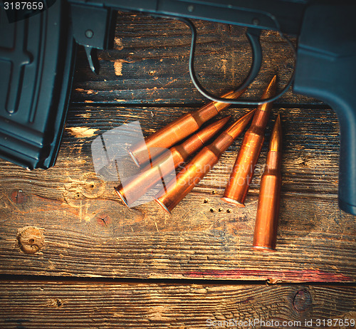 Image of sniper rifle with a shop and five cartridges