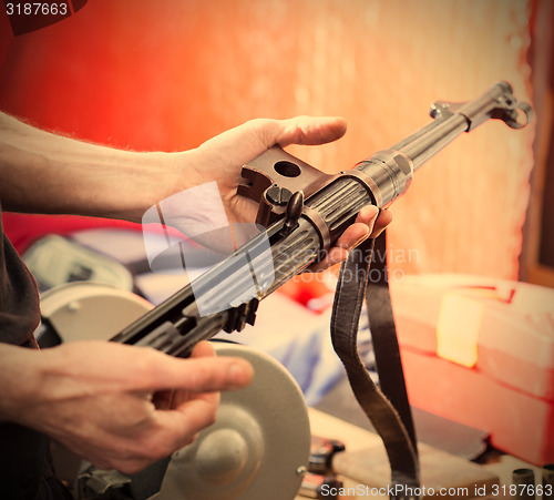 Image of submachine gun MP-38 in the hands of a master