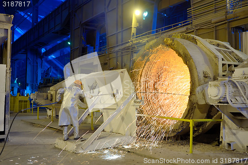 Image of cleaning melting ladle