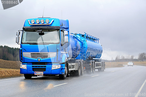 Image of Blue Renault Premium 460 Tank Truck in Rainy Conditions