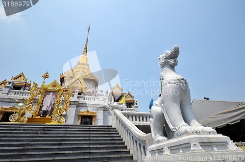 Image of Singha and temple at Wat Trimit