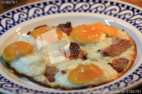 Image of ham and eggs fried 