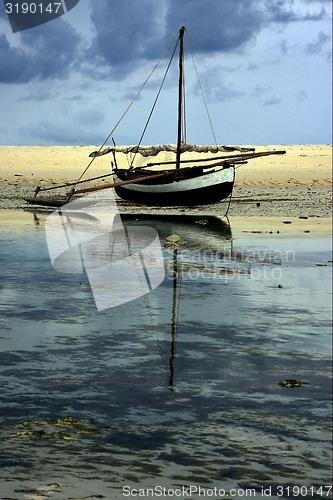 Image of boat and reflex