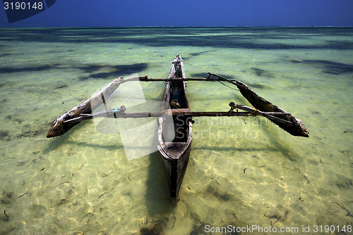 Image of boat in the sea