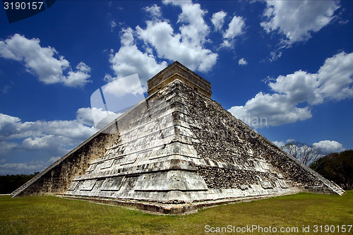 Image of temple of chichen itza