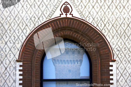 Image of castello sforzesco in una finestra