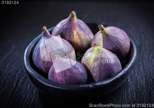 Image of Figs on wooden table