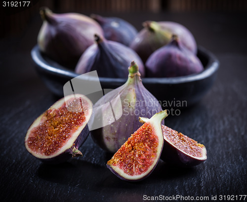 Image of Figs on wooden table