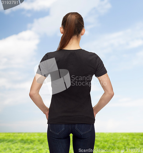 Image of woman in blank black t-shirt