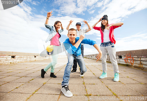 Image of group of teenagers dancing