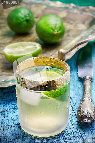 Image of alcoholic cocktail with additions of lime