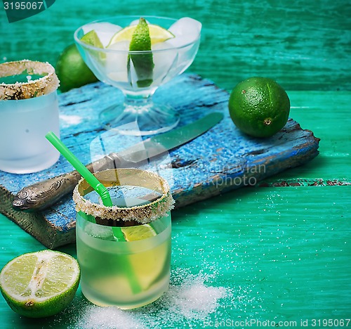 Image of alcoholic cocktail with additions of lime