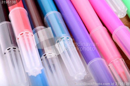 Image of highlighter markers set on wooden plate