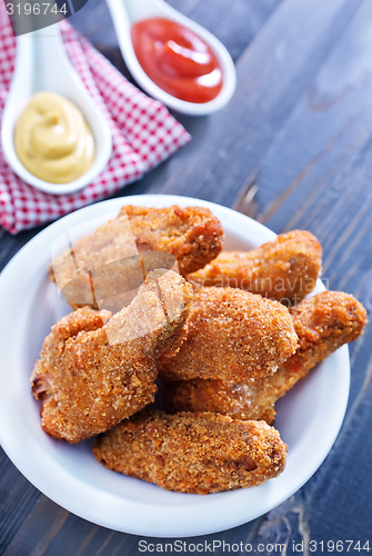 Image of fried chicken wings with sauce