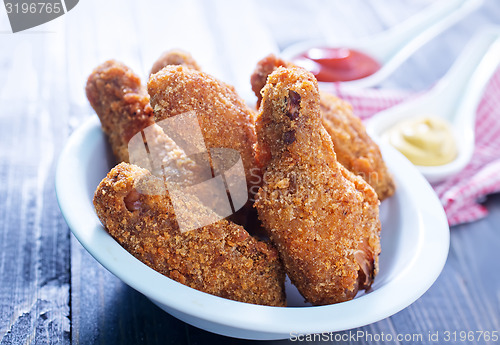 Image of fried chicken wings with sauce