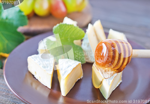 Image of cheese with grape