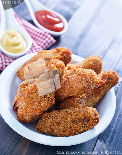 Image of fried chicken wings with sauce