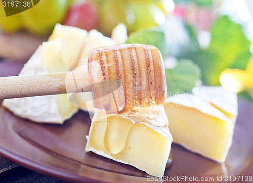 Image of cheese with grape