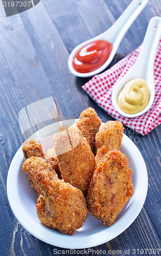 Image of fried chicken wings with sauce
