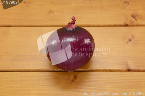 Image of Shiny peeled red onion