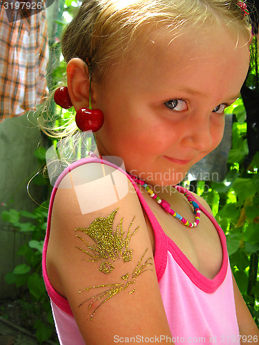 Image of girl felt embarrassed with unusual ear-ring