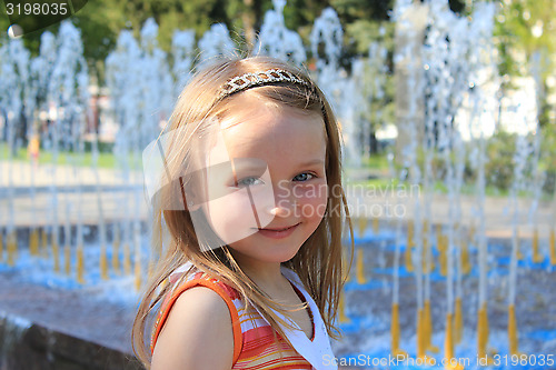 Image of little sympathetic girl near fountains