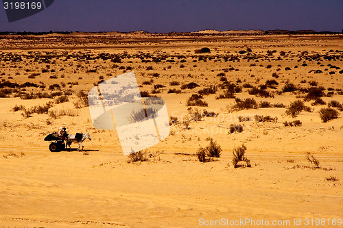 Image of people in the desert of sahara