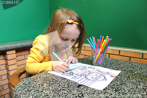 Image of little girl drawing at the table