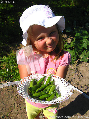 Image of little girl propose fresh peas