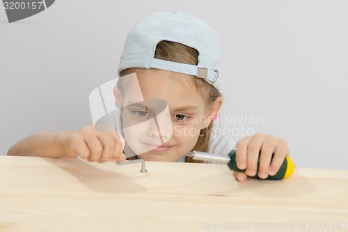 Image of Child screw spins helping dad