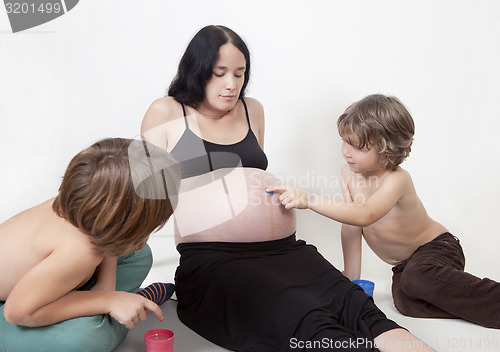 Image of pregnant mother with children